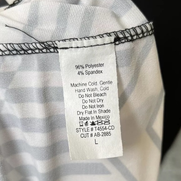 NWOT The Zig Zag Stripe Women’s Geometric Chevron Print Top Size Large Leng… - Picture 8 of 8